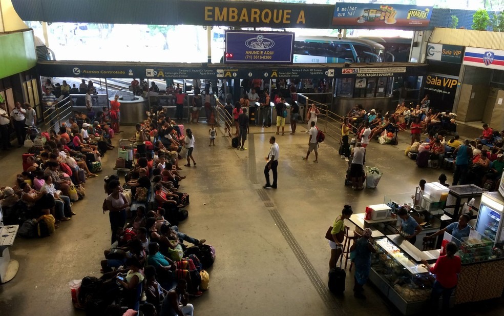 RodoviÃ¡ria de Salvador terÃ¡ horÃ¡rios extras durante o feriado da ProclamaÃ§Ã£o da RepÃºblica â?? Foto: ReproduÃ§Ã£o/TV Bahia