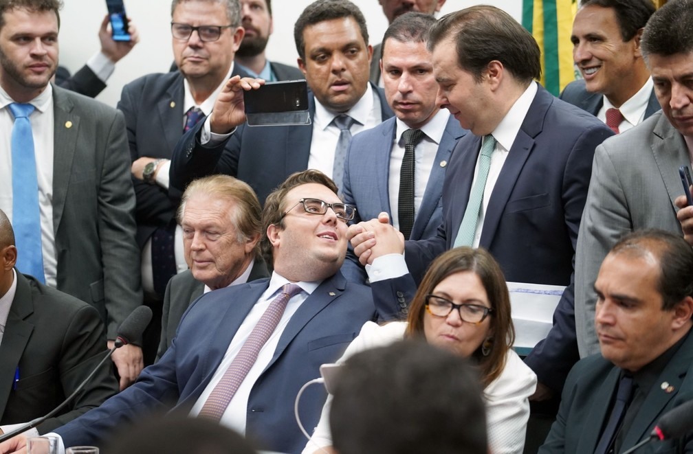 Rodrigo Maia cumprimenta o presidente da CCJ, deputado Felipe Francischini (PSL-PR), durante sessÃ£o que deu aval Ã  tramitaÃ§Ã£o da PEC da PrevidÃªncia â?? Foto: Pablo Valadares/CÃ¢mara dos Deputados