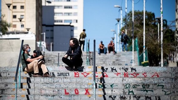 Pessoas usam máscara na Praça Roosevelt, em São Paulo Foto: Fernando Bezerra/EFE