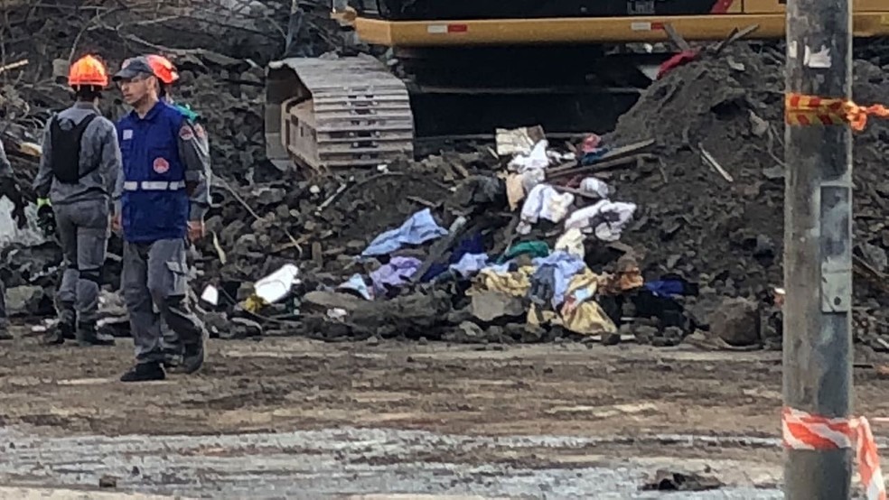 Roupas de moradores de prÃ©dio que desabou sÃ£o encontradas nos escombros pelos bombeiros (Foto: Kleber Tomaz/G1)