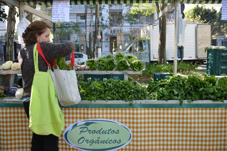 Feira de orgÃ¢nicos do Ibirapuera funciona aos sÃ¡bados de manhÃ£ na rua Curitiba, zona sul de SÃ£o Paulo.