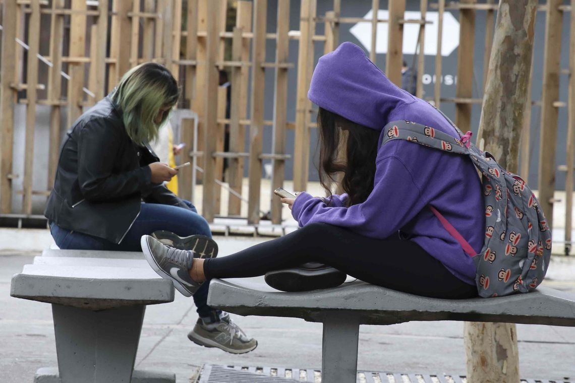  Uso contÃ­nuo de celular com  a cabeÃ§a inclinada para baixo pode gerar problemas na cervical.