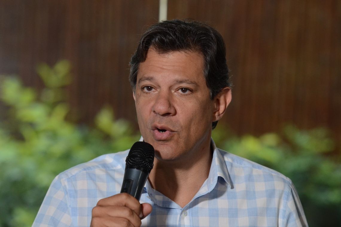 O candidato a presidÃªncia da RepÃºblica, Fernando Haddad fala com a imprensa apÃ³s reuniÃ£o com a chefe da missÃ£o de observaÃ§Ã£o eleitoral da OEA, Laura Chinchilla, no hotel Matsubara.