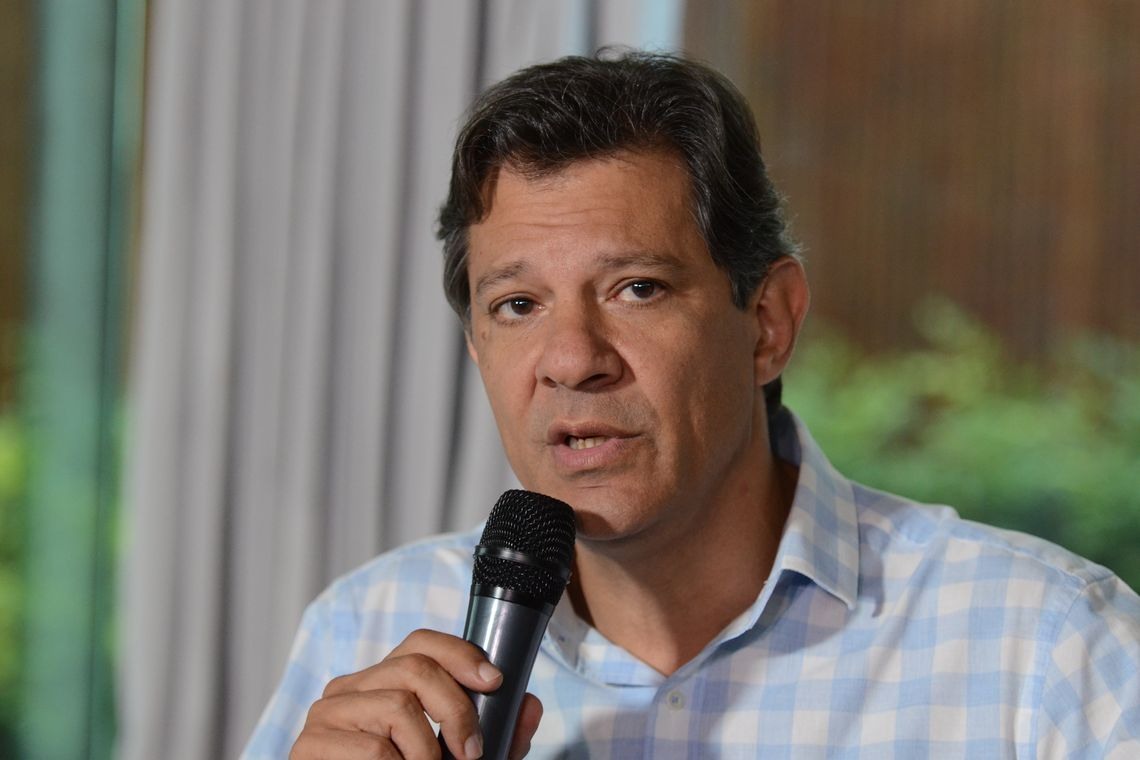 O candidato a presidÃªncia da RepÃºblica, Fernando Haddad fala com a imprensa apÃ³s reuniÃ£o com a chefe da missÃ£o de observaÃ§Ã£o eleitoral da OEA, Laura Chinchilla, no hotel Matsubara.