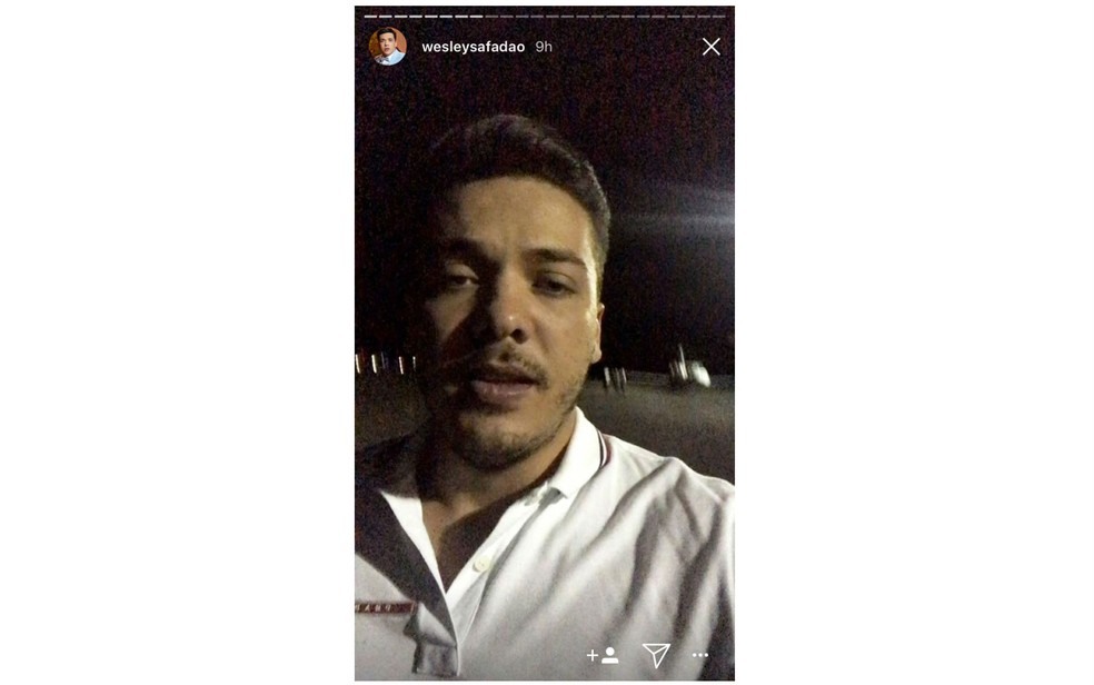 Em vídeos no stories do Instagram, cantor cantou aos fãs sobre o pouso (Foto: Reprodução/ Redes Sociais)