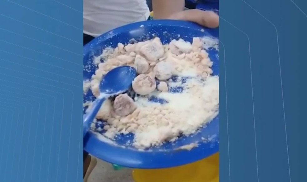 Salsicha com farinha Ã© servida a alunos como merenda em escola de CamaÃ§ari, na BA (Foto: ReproduÃ§Ã£o/TV Bahia)