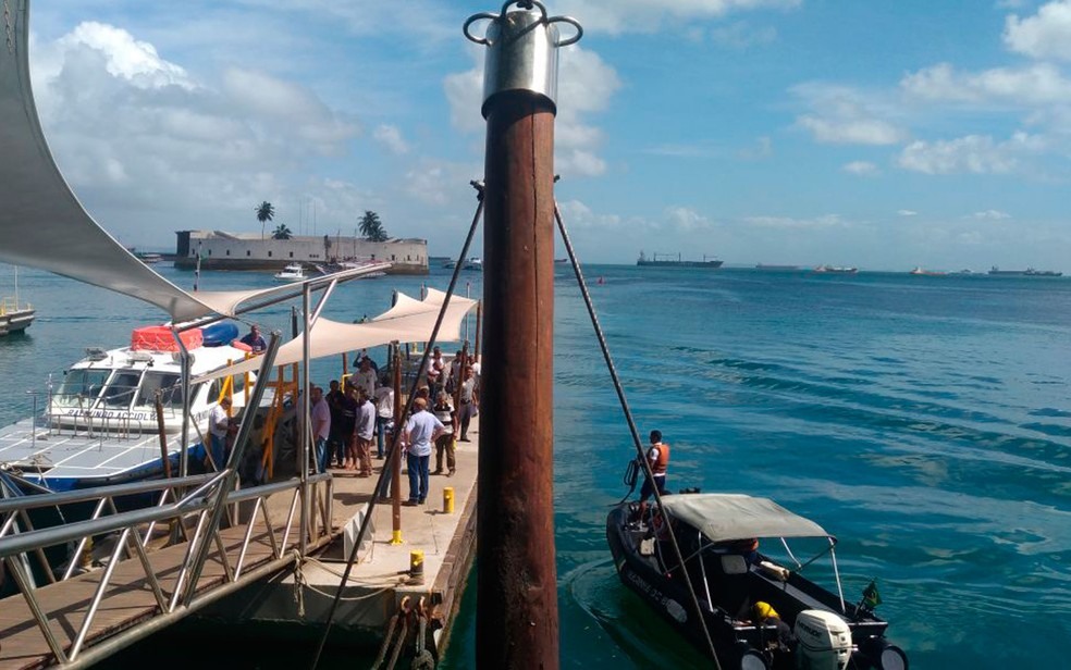 Lancha com pessoas resgatadas chegam ao terminal Náutico (Foto: Juliana Almirante/G1)