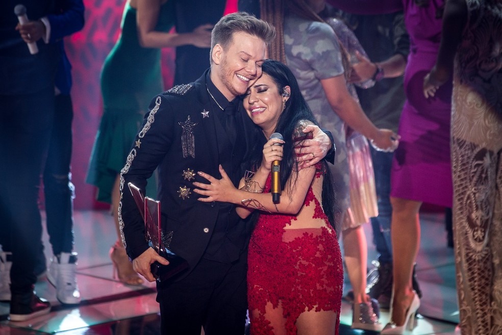 Samantha Ayara, campeã do 'The Voice Brasil', com o técnico Michel Teló na final da 6ª temporada (Foto: Isabella Pinheiro/Gshow)