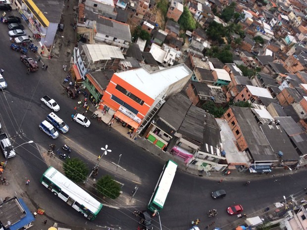 Ônibus atravessado em São Marcos, salvador. Bahia (Foto: SSP-BA/ Divulgação)