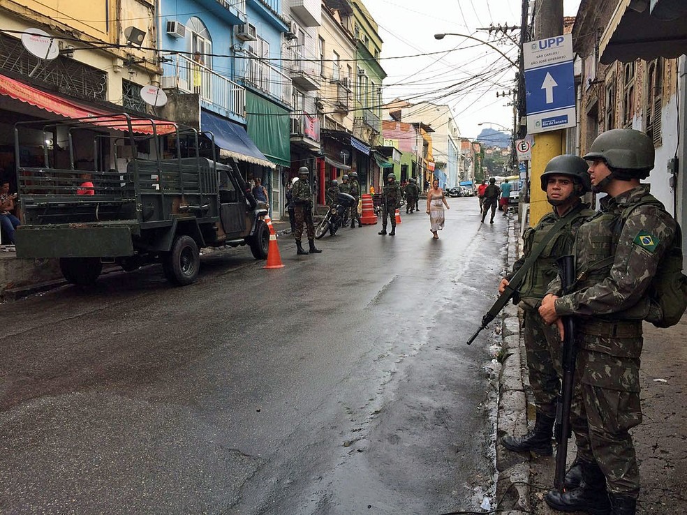 Homens das Forças Armadas na entrada do Morro dos São Carlos (Foto: Andressa Gonçalves/G1)