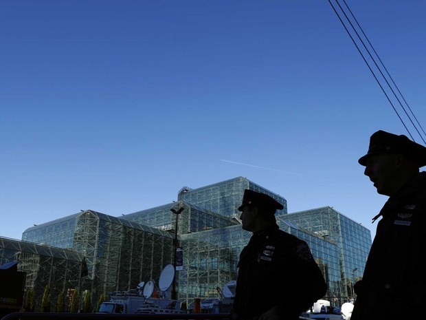 Policiais de Nova York fazem a segurança do lado de fora do Centro de Convenções Jacob K. Javits, onde está planejada a festa democrata caso Hillary Clinton vença as eleições (Foto: Lucas Jackson/ Reuters)