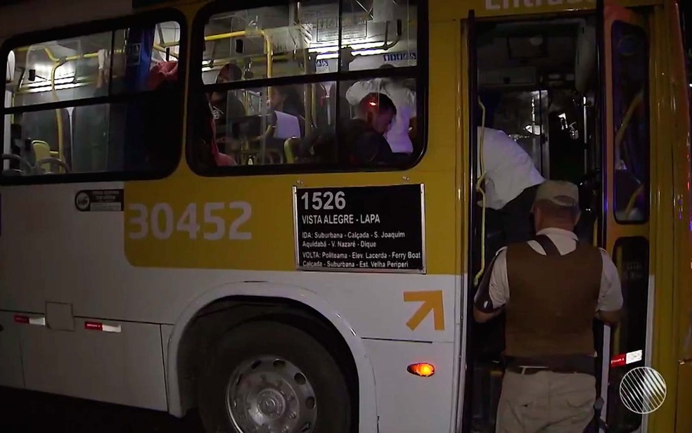 Ônibus que foi assaltado e um jovem foi morto em Salvador (Foto: Imagem/TV Bahia)