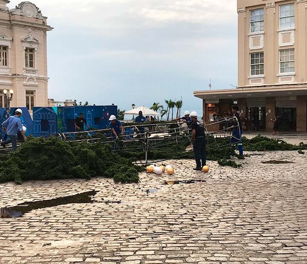 Vento derruba Ã¡rvore de Natal na PraÃ§a Municipal de Salvador â?? Foto: Vitor Silveira/TV Bahia