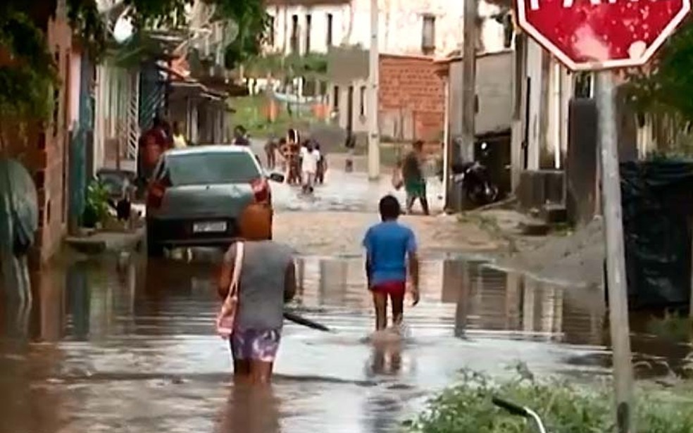 Chuva em ItajuÃ­pe, no sul da Bahia â?? Foto: ReproduÃ§Ã£o/TV Santa Cruz