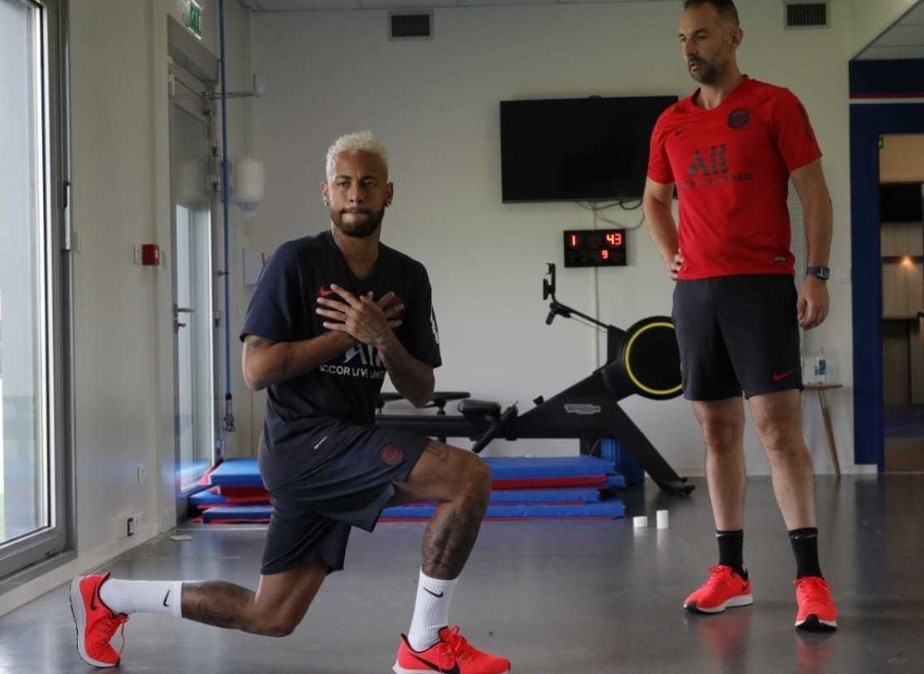 Neymar se reapresenta ao PSG em meio a especulaÃ§Ãµes sobre sua volta para o Barcelona