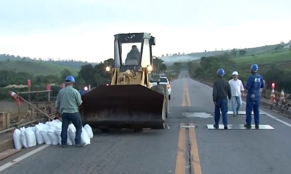 O bloqueio ocorre no KM-663, trecho de ponte sobre o Rio Jequitinhonha, em funÃ§Ã£o de uma fissura de cerca de 40 cm, alÃ©m de rachaduras que apareceram no local. â?? Foto: ReproduÃ§Ã£o / TV Bahia