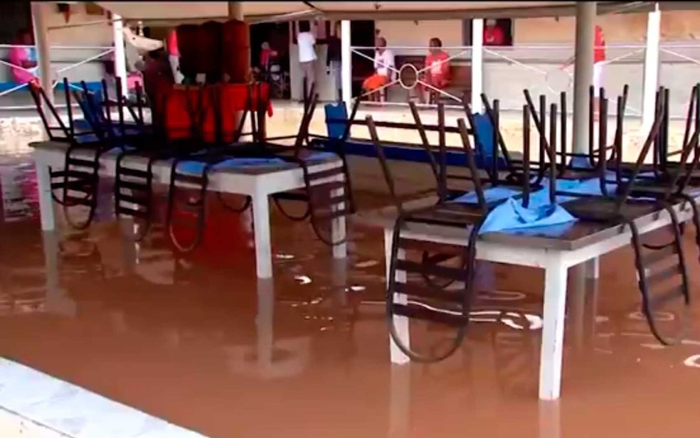 Temporal alagou abrigo e idosos ficaram ilhados em Itabela (Foto: Imagem/Tv Santa Cruz)