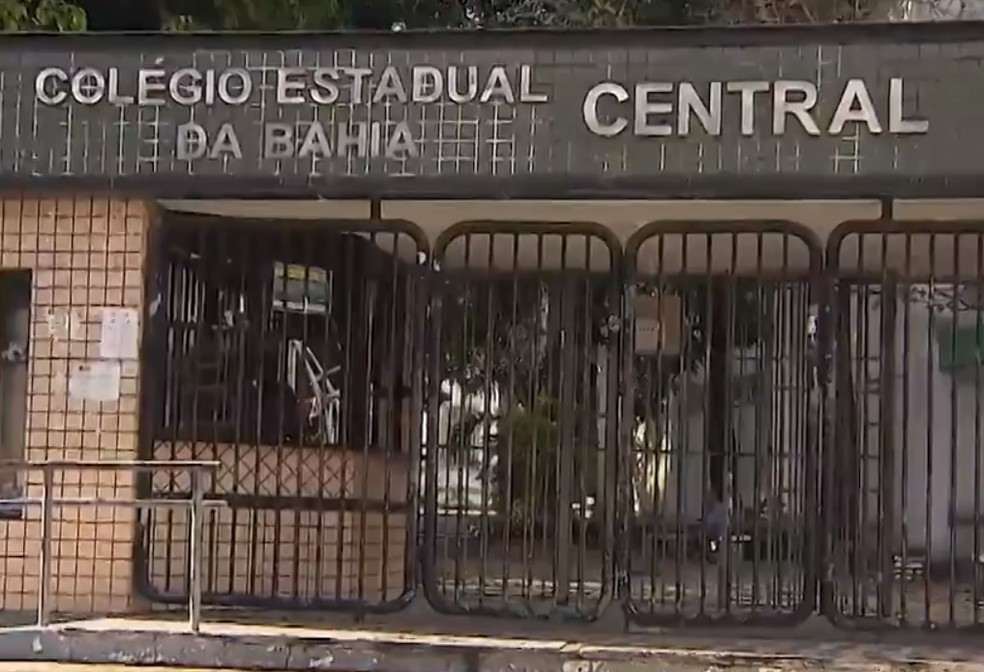 Alguns pais e alunos chegaram a ir atÃ© os colÃ©gios da capital baiana nesta quarta, mesmo sabendo da paralisaÃ§Ã£o, mas encontram os portÃµes fechados.  â?? Foto: ReproduÃ§Ã£o / TV Bahia