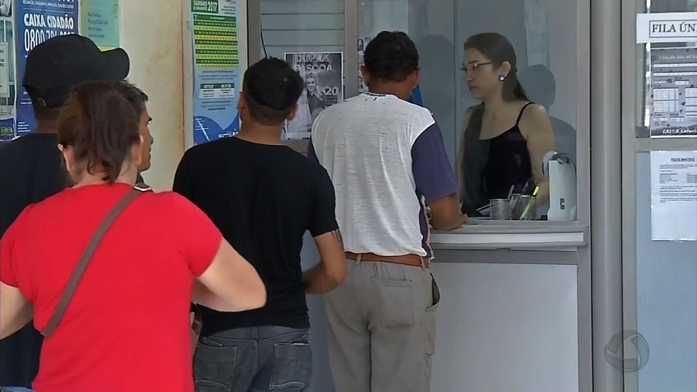 Trabalhadores podem fazer saque em lotéricas  (Foto: TVCA/Reprodução)