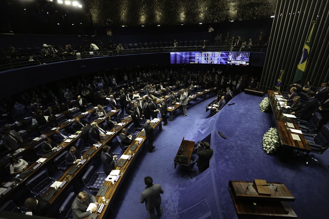 Resultado de imagem para Senadores se aposentam com atÃ© R$ 32 mil