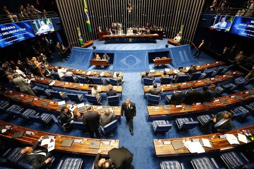 Resultado de imagem para UniÃ£o cobra R$ 65 milhÃµes de novos senadores