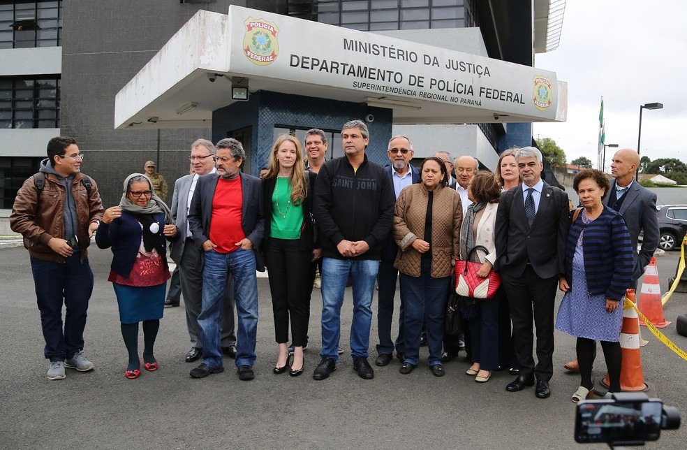 Senadores visitaram o ex-presidente Lula em abril, na superintendÃªncia da PF em Curitiba (Foto: Giuliano Gomes/ PR Press)