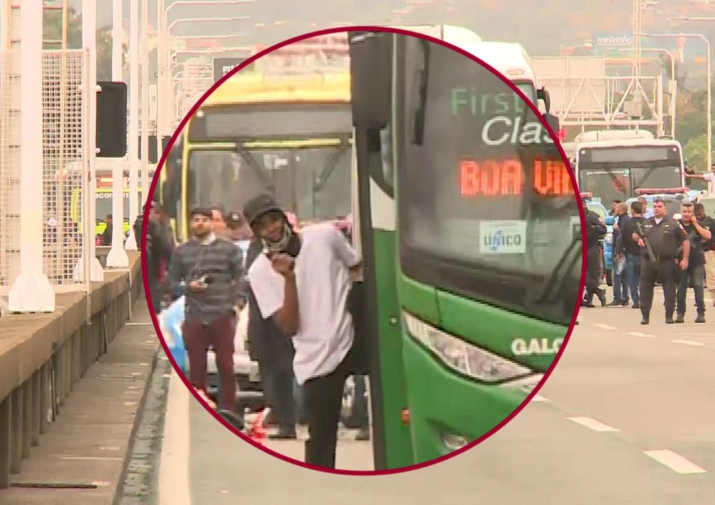 Sequestrador desceu do Ã´nibus armado e mostrou o rosto â?? Foto: ReproduÃ§Ã£o/GloboNews