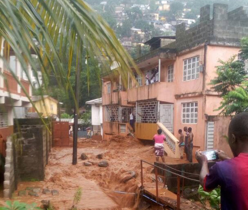 Chuvas e deslizamentos de terra em Freetown deixam centenas de feridos (Foto: Society 4 Climate Change Communication via AP)