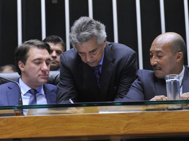 O agora secretário-geral Silvio Avelino (dir) assessora na mesa diretora da Câmara os deputados Giacobo (PR-PR) e Beto Mansur (PRB-SP) (Foto: Luis Macedo / Câmara dos Deputados)