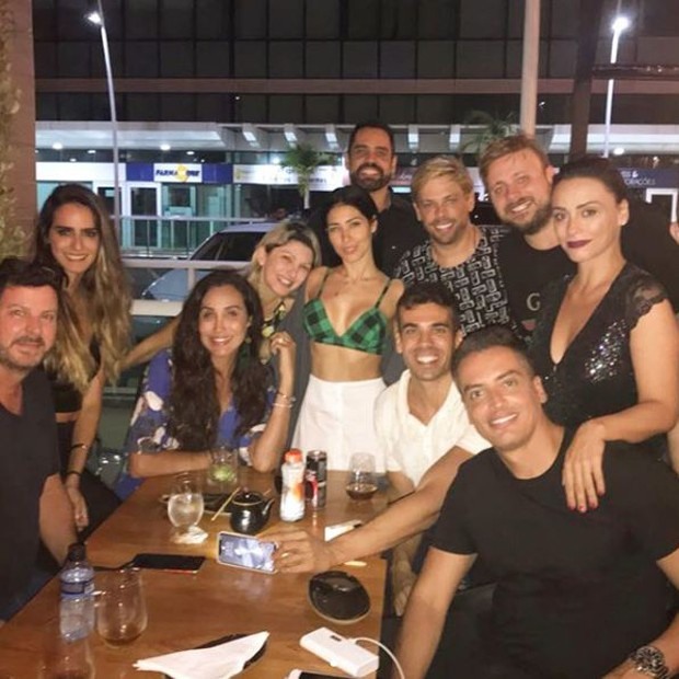 Simaria curtindo a noite carioca em um bar com amigos (Foto: ReproduÃ§Ã£o/Instagram)