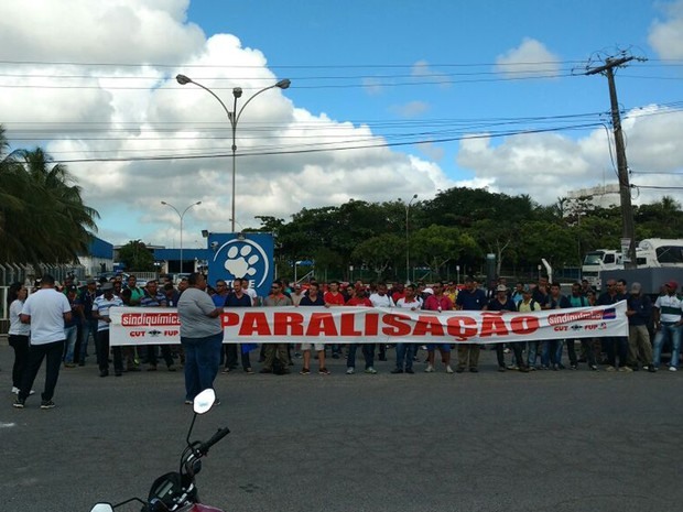 Funcionários fazem protesto na frente da fábrica, em Camaçari, nesta terça-feira (29) (Foto: Divulgação/ Sindiquimica)