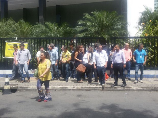 Servidores fazem protesto em frente ao prédio da Receita Federal em Salvador (Foto: Divulgação/ Sindireceita)