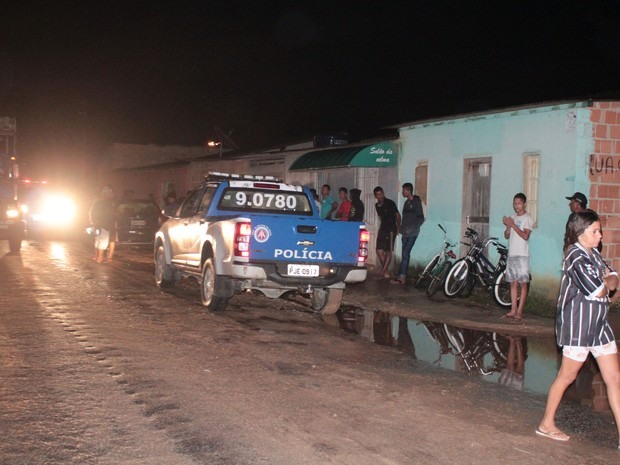 Segundo polícia, homens invadiram casa e dispararam contra vítimas (Foto: Tássio Loureiro/ Via 41)