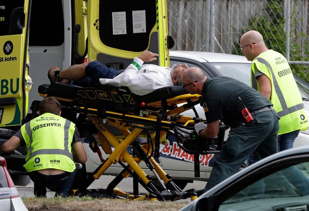 Ferido Ã© socorrido apÃ³s ataque em mesquita no centro de Christchurch, na Nova ZelÃ¢ndia, nesta sexta-feira (15)  â?? Foto: Mark Baker/ AP