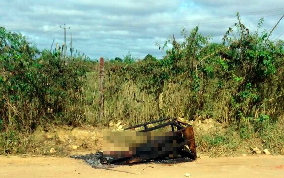 Corpo foi achado às margens de estrada nesta sexta-feira (Foto: Frarlei Nascimento/Blitz Conquista)