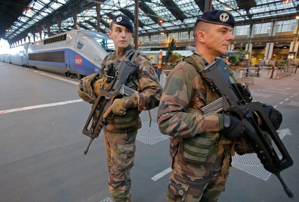 Soldados fazem patrulha na estação de trens de Lyon, na sexta-feira (23)   (Foto: Michel Euler/ AP)