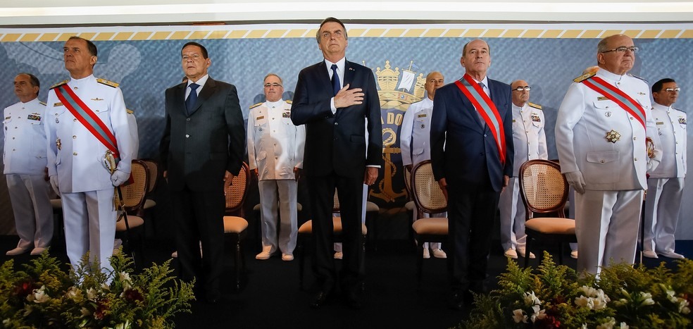 O presidente Jair Bolsonaro (ao centro), o ministro da Defesa, Fernando Azevedo e Silva (Ã  dir.), e o vice-presidente, Hamilton MourÃ£o (Ã  esq.), ao lado dos almirantes da Marinha â?? Foto: Marcos CorrÃªa/PresidÃªncia da RepÃºblica