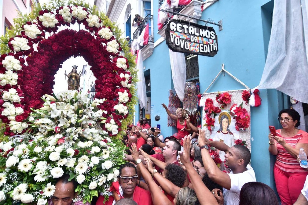 Imagem de Santa Bárbara carregada por fiéis pelas ruas do Centro Histórico de Salvador — Foto: Max Haack/Ag Haack