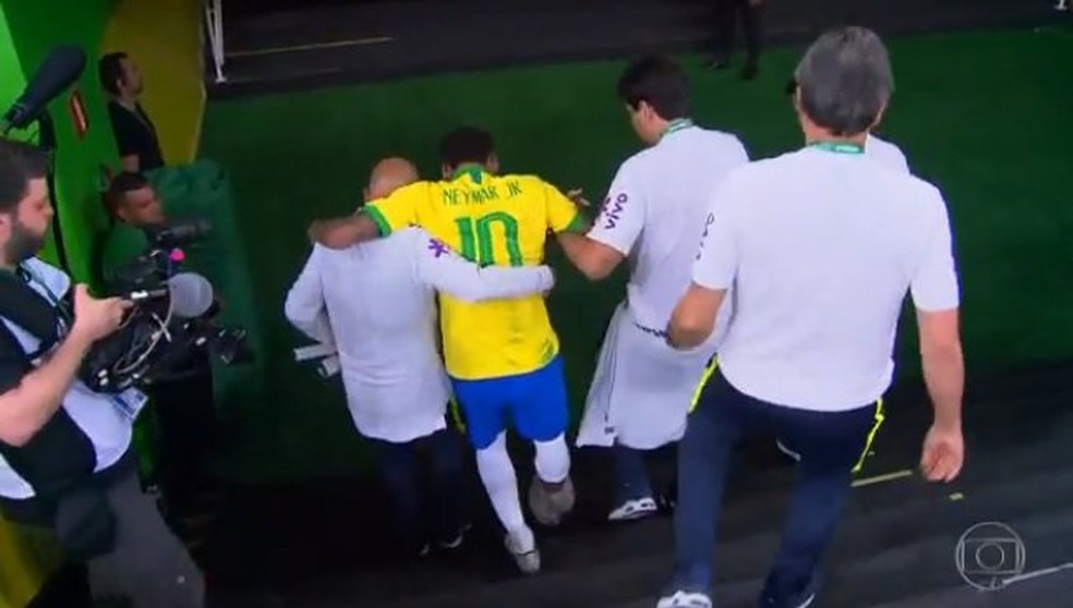 Neymar deixa o jogo amparado pela comissÃ£o tÃ©cnica â?? Foto: ReproduÃ§Ã£o de TV