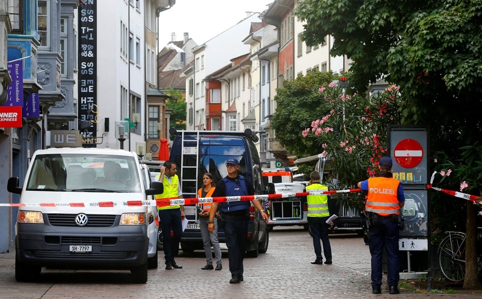 Policiais isolam local de ataque que deixou feridos em Schaffhausen, na Suíça, nesta segunda-feira (24)  (Foto: Arnd Wiegmann/ Reuters)