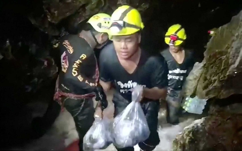 Equipes de resgate levam suprimentos para o complexo de cavernas de Tham Luang, na TailÃ¢ndia, onde 12 meninos e seu treinador de futebol estÃ£o presos (Foto: Ruamkatanyu Foundation / Via Reuters)