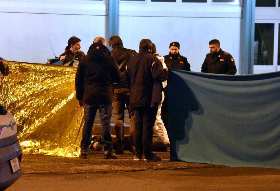 Polícia isola área onde o tunisiano Anis Amri foi morto em Milão (Foto: Daniele Bennati/AP Photo)