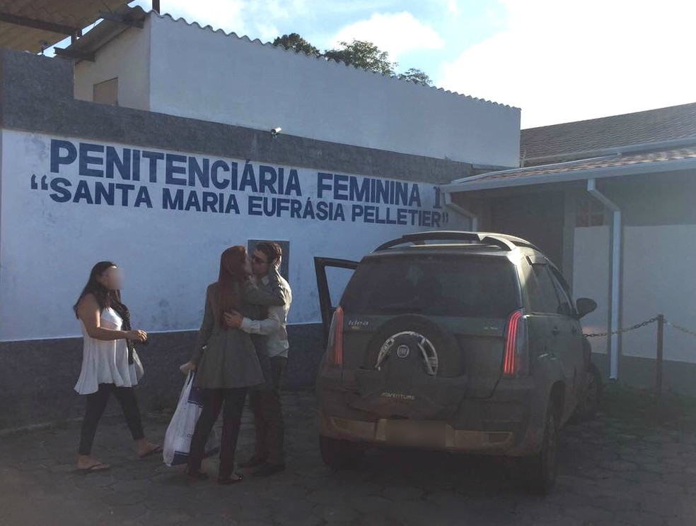 Suzane Von Richthofen deixa penitenciária com namorado em Tremembé (Foto: Camilla Motta/G1)