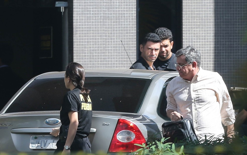 Tadeu Filippelli (PMDB), à direita, ex-vice-governador e atual assessor especial do presidente Michel Temer, chega à sede da Polícia Federal em Brasília após ser preso pela Polícia Federal na Operação Panatenaico (Foto: Nilton Fukuda/Estadão Conteúdo)