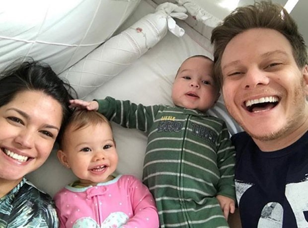 Michel Teló e Thais Fersoza com os filhos, Melinda e Teodoro (Foto: Reprodução)