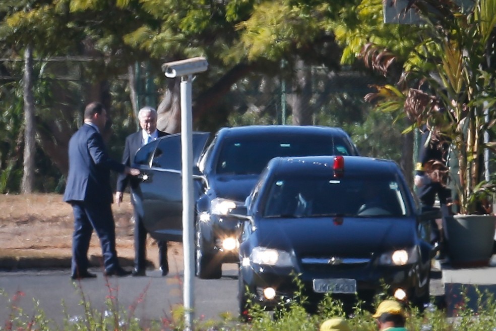 Temer deixa o Palácio do Jaburu em direção ao Planalto no dia em que a Câmara votará denúncia de corrupção (Foto: Dida Sampaio, Estadão Conteúdo)