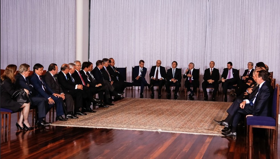 O presidente Michel Temer (centro), com ministros, parlamentares e governadores durante encontro no Alvorada (Foto: Marcos Corrêa/PR)