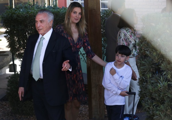 Brasília - O presidente interino, Michel Temer, acompanhado pela mulher, Marcela Temer, busca o filho Michelzinho na escola, no Lago Sul (José Cruz/Agência Brasil)