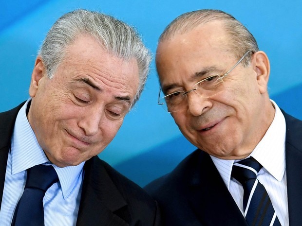 O presidente Michel Temer e o ministro-chefe da Casa Civil, Eliseu Padilha, conversam durante cerimônia de lançamento do programa Criança Feliz no Palácio do Planalto, em Brasília (Foto: Evaristo Sá/AFP)