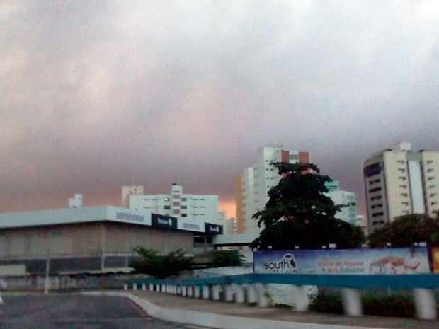 Tempo amanheceu nublado em Salvador (Foto: Danutta Rodrigues/G1)